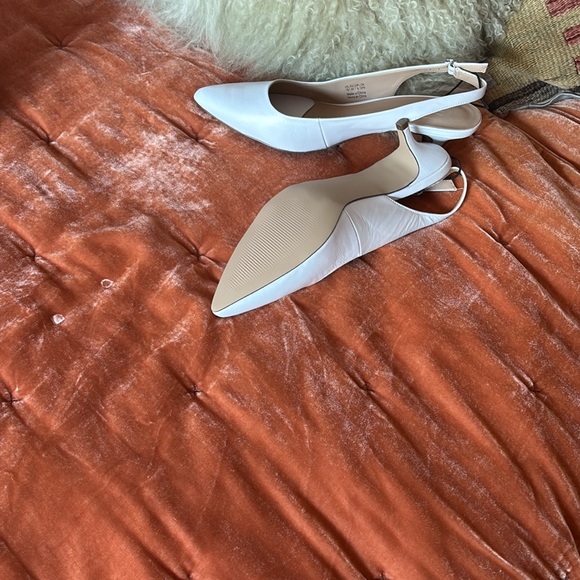 GAP White Heels with Pointed Toe and Slingback - Picture 2 of 2